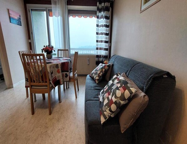 Living room - Studio for 2 People (Aix-les-Bains)