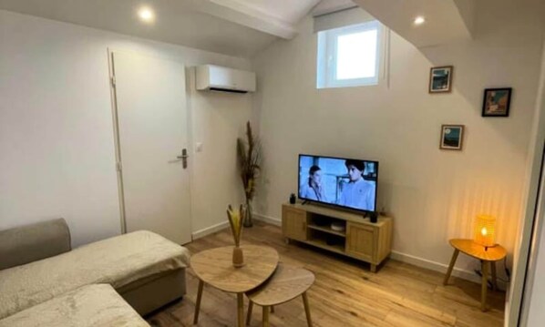 Living area - Pretty T With Wifi Close To The Sea (Toulon)