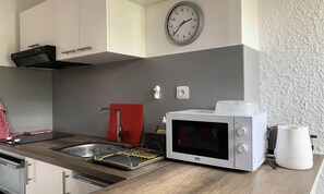 Microwave, cookware/dishes/utensils