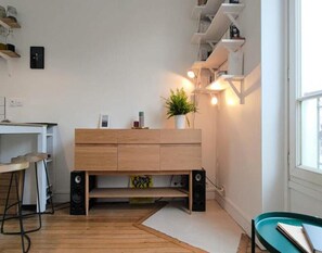 Living room - Nice Apartment Next to it Paris (Paris)
