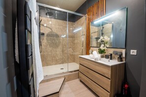 Shower, hair dryer, towels, toilet paper - Villa Raffy luxury Swimming pool Jacuzzi Cocooning sunken bar  (Saint-Robert)