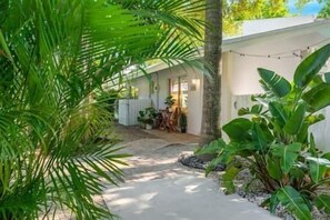 Property grounds - Coconut Cottage in the Grove-Purple Cottage (Miami)