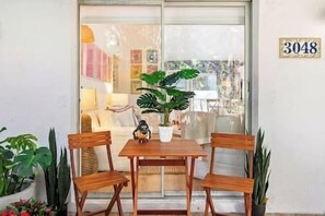 Dining - Coconut Cottage in the Grove-Purple Cottage (Miami)