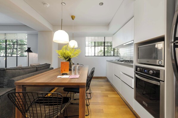 Refrigerador, microondas, horno, placa de cocina