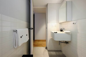Shower, hair dryer, towels, shampoo