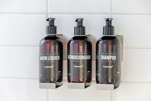Dusj, hårføner, håndklær og sjampo