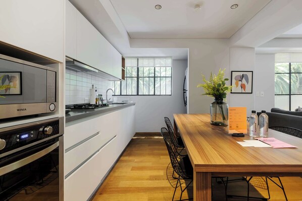 Refrigerador, microondas, horno, placa de cocina