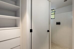 Shower, hair dryer, towels, shampoo - w* | Radiant 2BR in Roma Norte (Ciudad de México)