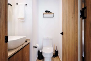 Douche, séchoir à cheveux, serviettes fournies