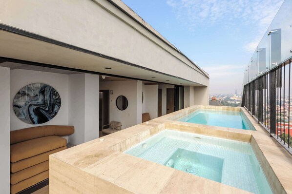 Tina de hidromasaje al aire libre