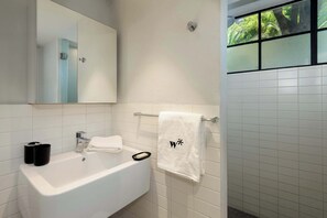 Suihku, hiustenkuivaaja, pyyhkeet