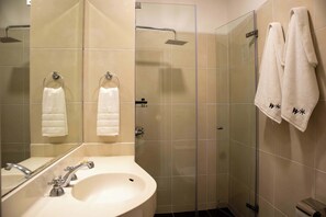 Douche, serviettes fournies, shampoing