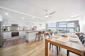 Frigorífico, microondas, horno y placa de cocina