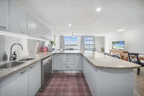 Fridge, microwave, oven, stovetop - Pumicestone Passage Waterfront Escape (Caloundra Region)