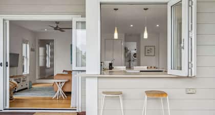 Tooway Beach House Walk to Beach & Pet-friendly