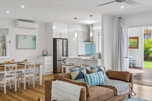 Fernseher, Bücher, Arbeitsbereiche