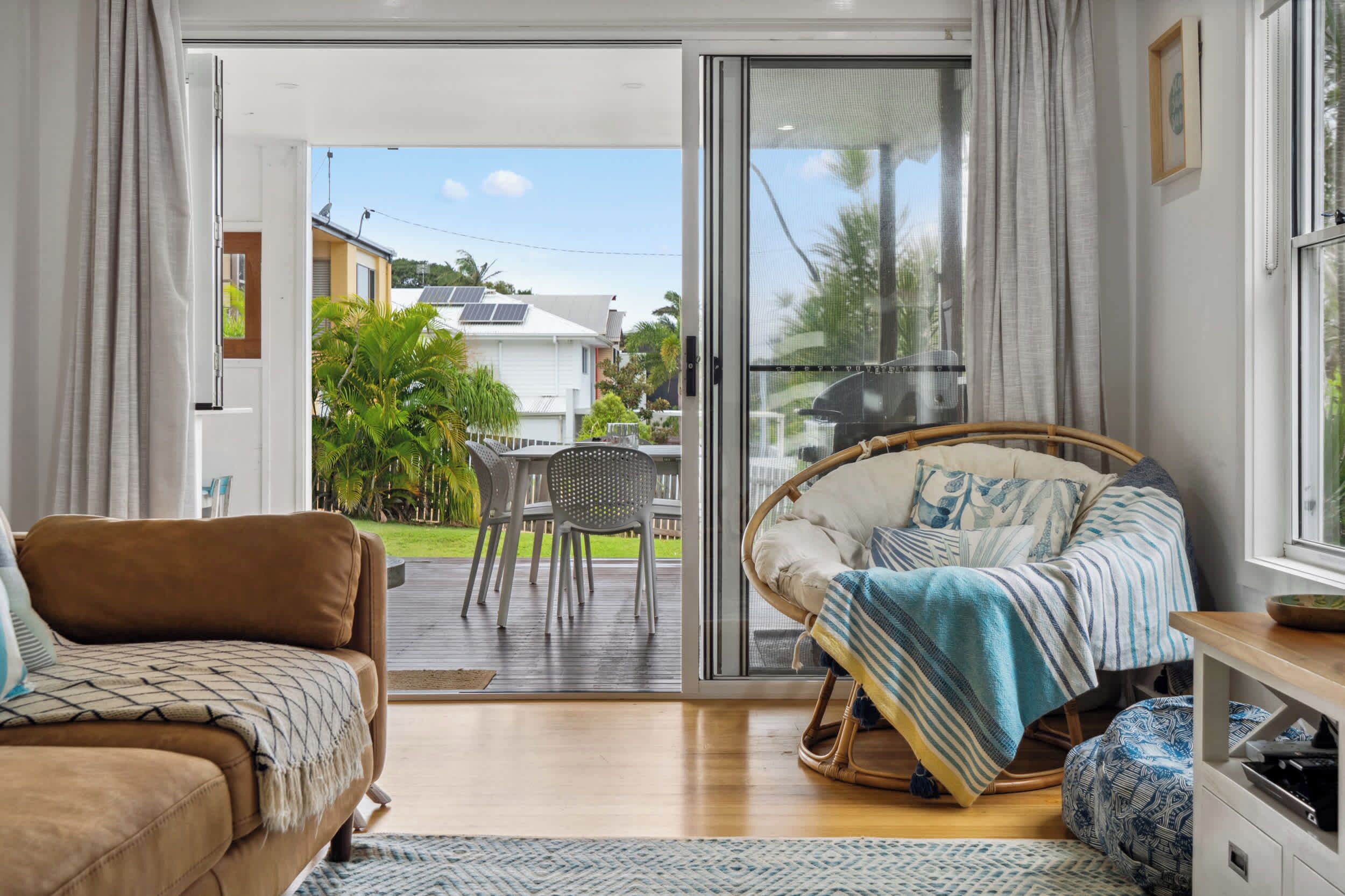 Fernseher, Bücher, Arbeitsbereiche