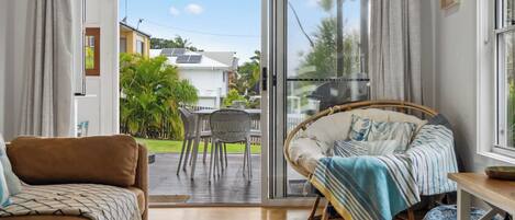 Télévision, livres, espaces bureaux