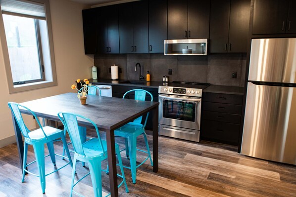 Kühlschrank, Mikrowelle, Ofen, Herdplatte