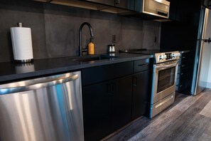 Kühlschrank, Mikrowelle, Ofen, Herdplatte