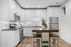 Frigorifero, microonde, forno, piano cottura