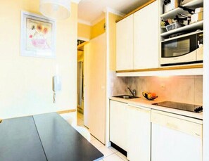 Fridge, cookware/dishes/utensils