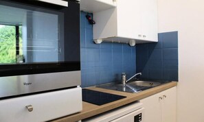 Fridge, oven, dishwasher, coffee/tea maker