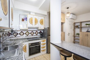 Fridge, microwave, oven, coffee/tea maker