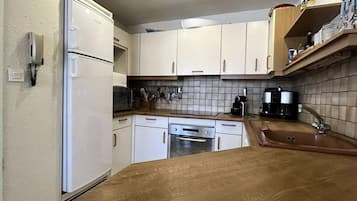 Lemari es, microwave, oven, dan mesin pencuci piring