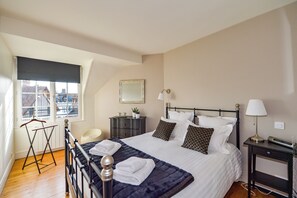 2 habitaciones, escritorio y tabla de planchar con plancha 