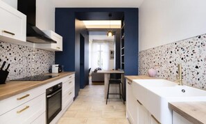 Een koelkast, een microgolfoven, een vaatwasser