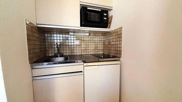 Coffee/tea maker, electric kettle, toaster, cookware/dishes/utensils