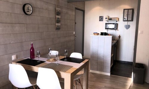 2 Rooms for 4 People