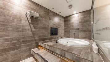 豪華客房 | 浴室 | 風筒、浴袍、拖鞋、提供毛巾