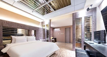 HOTEL ON