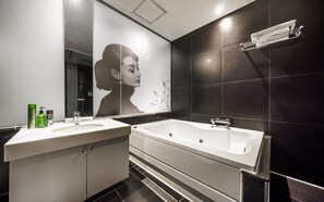 Deluxe Room | Bathroom