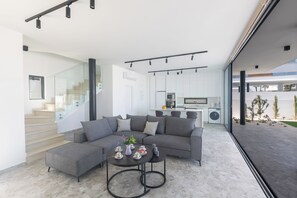 Villa, 3 Bedrooms, Private Pool, Garden View | Living room