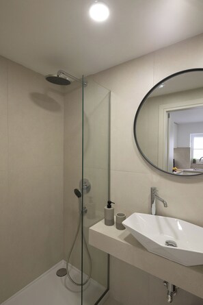 Shower, hair dryer, towels, soap - Victoria's Old Town Gem - Cozy, Renovated Apartment in Corfu (Kerkira)