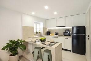 Frigorífico, microondas, cafetera o tetera y hervidor eléctrico