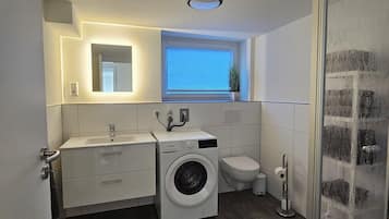 Dusche, Handtücher, Toilettenpapier