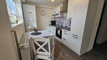 Fridge, oven, stovetop, coffee/tea maker