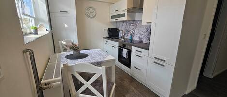 Fridge, oven, stovetop, coffee/tea maker