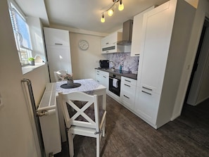 Réfrigérateur, four, plaque de cuisson, cafetiÚre/bouilloire