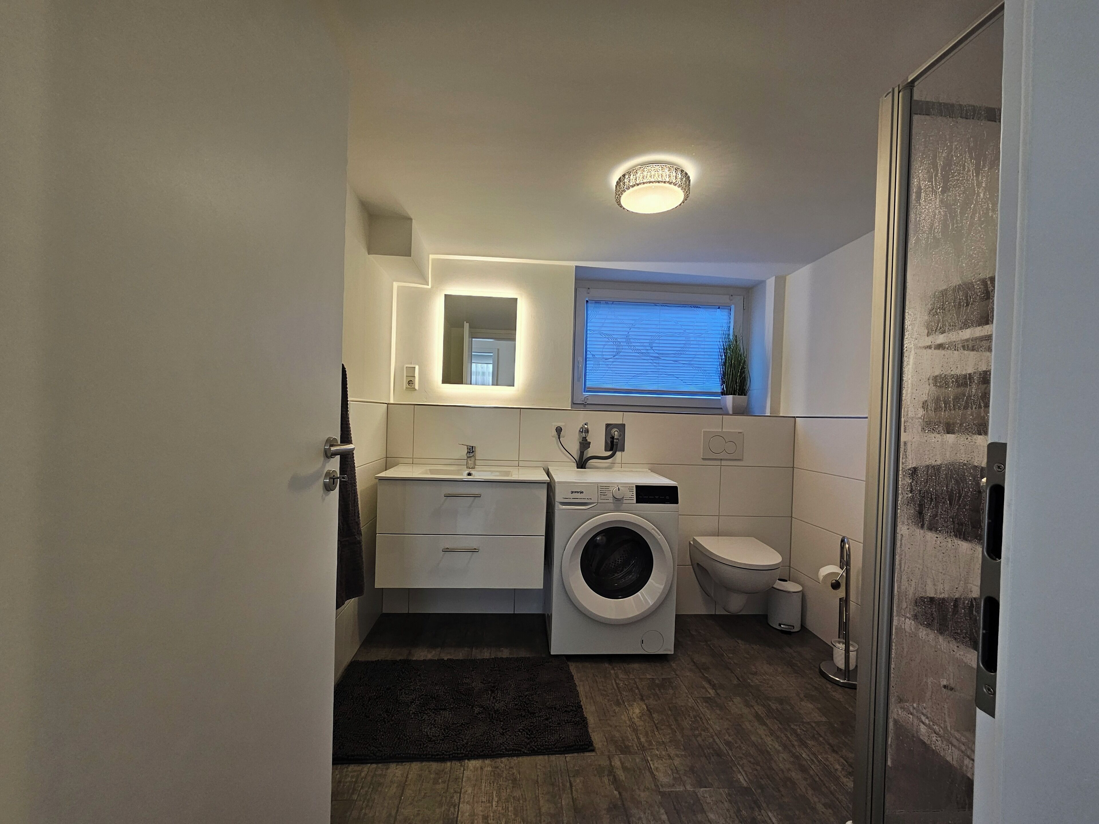 Regadera, toallas, papel de baño 