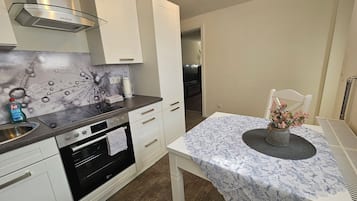 Kühlschrank, Ofen, Herdplatte, Wasserkocher mit Kaffee-/Teezubehör