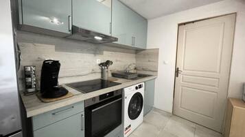 Fridge, microwave, oven, coffee/tea maker