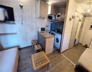 Microwave, cookware/dishes/utensils