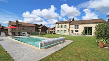 Kolam renang indoor dan kolam renang outdoor