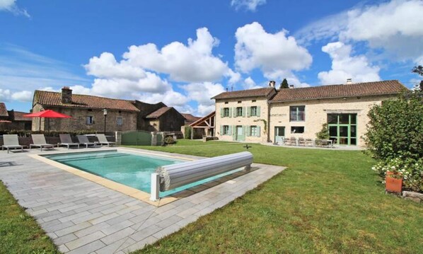 Indoor pool, outdoor pool - Gite de France The Genius of the Forest (Compreignac)