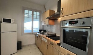 Fridge, microwave, oven, dishwasher - 3 Rooms for 4 People (Frehel)